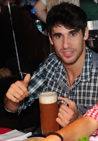 Il centrocampista spagnolo Javier Martinez in compagnia...di una birra.